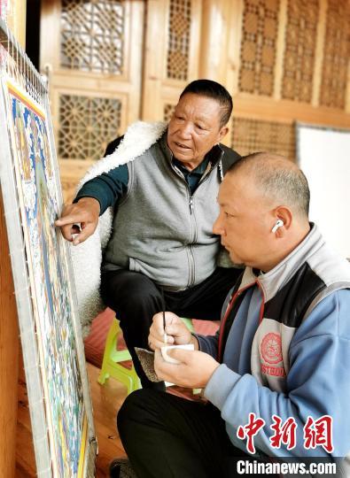中国侨网图为西合道指导唐卡绘画。 韩丽 摄