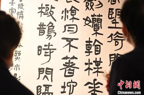 中国侨网10月19日，甘肃省第七届“张芝奖”书法大展在兰州开展，图为参观者正在参观参展书法作品。　李亚龙　摄
