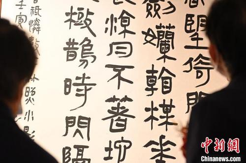 中国侨网10月19日,甘肃省第七届“张芝奖”书法大展在兰州开展,图为参观者正在参观参展书法作品。 李亚龙 摄