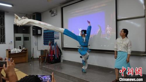 中国侨网晋剧演员为山西大学学生表演挥水袖。　山西大学晋剧艺术文化传承基地供图