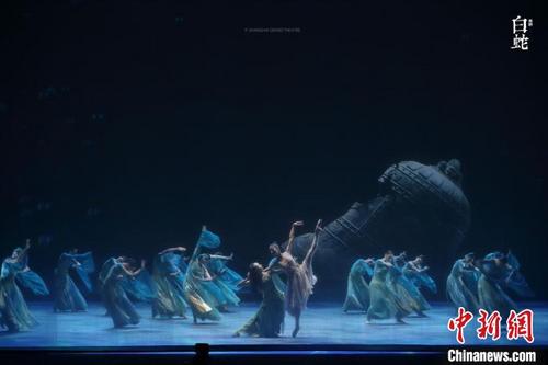中国侨网舞剧《白蛇》彩排照。 上海大剧院 供图