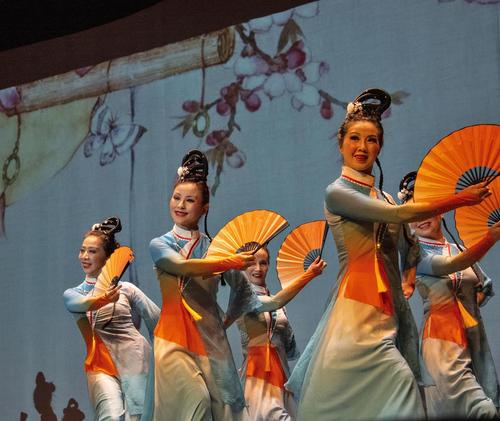 中国侨网由东方艺术团舞蹈团演出的古典舞《醉春风》。(美国《芝加哥华语论坛》报/张大卫 摄)