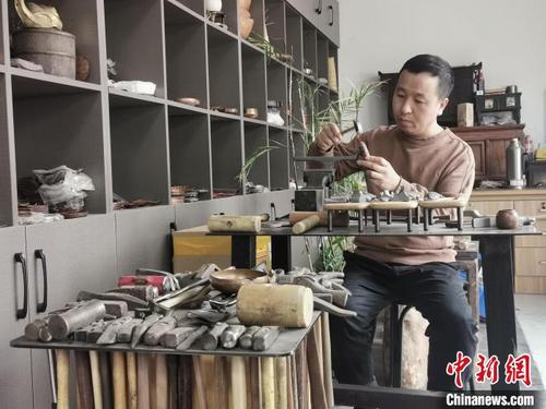 中国侨网图为任丘市出岸镇“陈品金工工作室”内，陈磊正在创作作品。　张学磊　摄