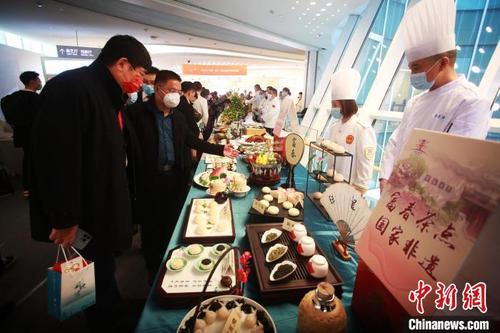 中国侨网富春茶点制作技艺的展示。(资料图) 孟德龙 摄