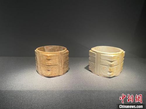 中国侨网现场展出的玉琮,左侧那件出土于晋侯墓,右侧的出土于瑶山遗址。 童笑雨 摄
