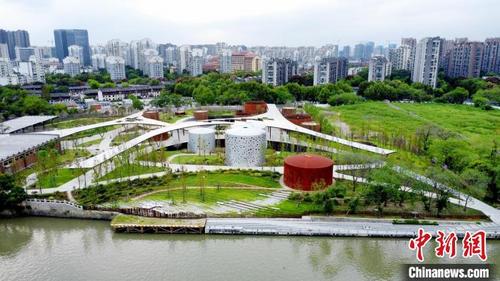 中国侨网航拍小河公园。 鲍圣慧 摄