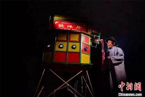 中国侨网图为郭玉福在表演“拉洋片”。　孙雨蝶　摄