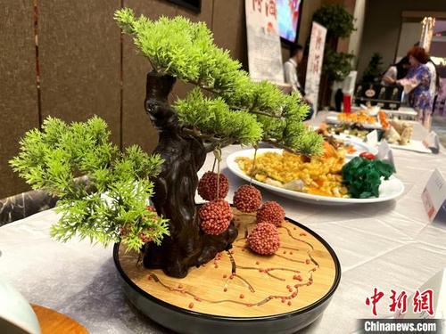 中国侨网参赛厨师在作品中融入盆景文化等中华文化元素,各具巧思 魏源 摄