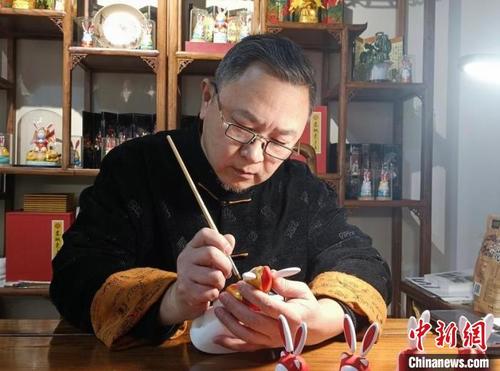 中国侨网杨峰正在为“兔子王”上色。 祁见月 摄