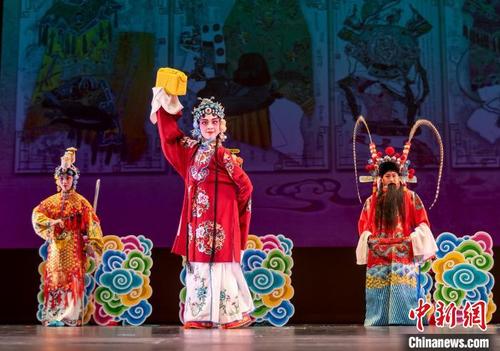 中国侨网梨园小弟子登台表演。　加拿大中国戏曲艺术协会供图