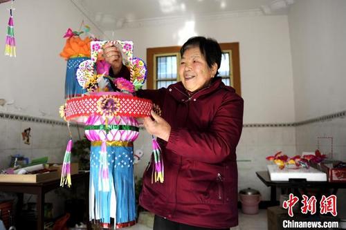 中国侨网图为王蒲芳展示做好的花灯。 高铖 摄