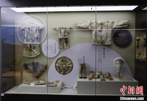 中国侨网图为服饰博物馆内展示的鱼皮服饰。　徐梦文　摄