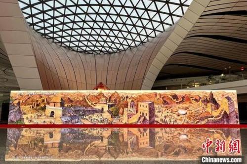 中国侨网《穿越时空的中国·长城》数字影像在北京大兴国际机场展示 中国大百科全书出版社供图