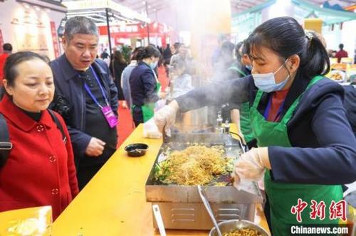 中国侨网图为第五届赣菜美食文化节展区现场，几位市民在等待品尝炒米粉。刘力鑫摄