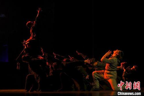 中国侨网图为舞蹈《追红》表演现场。　刘力鑫　摄