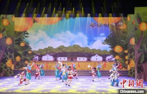 中国侨网开幕式上的客家竹板歌表演 温竹兰 摄