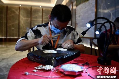 中国侨网图为畲族银雕制作展示。　王东明 摄