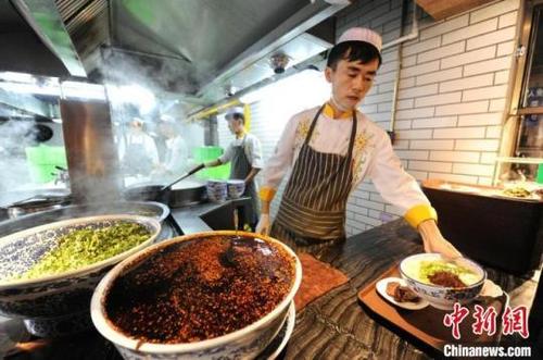 中国侨网兰州牛肉面是兰州市最具代表性的传统美食，发展至今已有一百余年历史。(资料图) 杨艳敏 摄