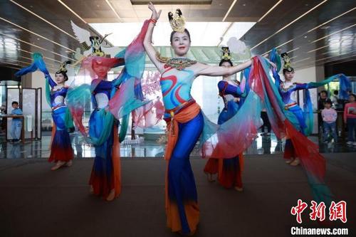 中国侨网舞蹈演出精彩呈现。　泱波　摄