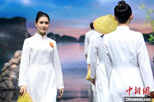 中国侨网图为越南传统服饰走秀。　俞靖 摄