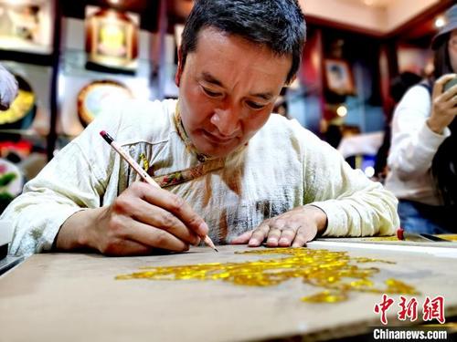 中国侨网图为尖扎县藏式金丝制作技艺展示。　张添福　摄