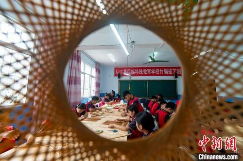 中国侨网在贵州省从江县民族特殊教育学校，学生在学习竹编技艺。　吴德军 摄