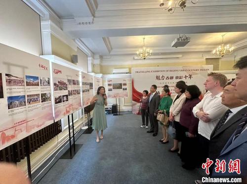 中国侨网“魅力古都·京彩十年”图片展伦敦展览现场。 欧阳开宇 摄