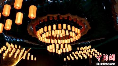 中国侨网6月15日晚,位于甘肃敦煌市《乐动敦煌》剧场的“上元市集”正式开街亮灯。 闫姣 摄