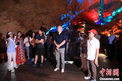 中国侨网图为国际友人们6日走进重庆市黔江区蒲花暗河景区，欣赏美丽景色。　梁钦卿　摄