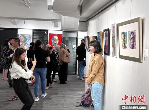 中国侨网画展吸引当地各族民众观展 陈悦 摄