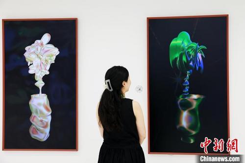 中国侨网算法绘制的”细胞“花朵吸引观众。 汤彦俊 摄