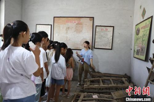 中国侨网8月15日,衡水市冀州区的田园棉文化园内,暑假研学的孩子们正在参观农耕文化展室。刘延岭 摄