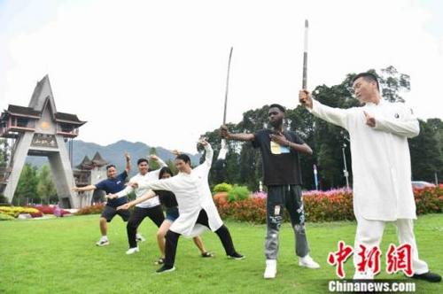 中国侨网Z世代外国青年们在青城山脚下习练青城派武术。中新网记者 张浪 摄