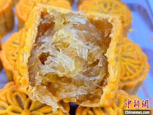 中国侨网近日,加拿大多伦多万锦市MIU TEA奶茶店新鲜出炉的冬蓉月饼,仅需轻轻掰开就能见到如鱼翅般的冬瓜蓉。 袁妙玲 摄