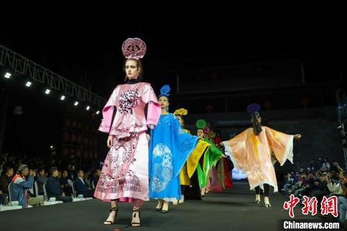 中国侨网中外模特在歙县“徽州古城”共同演绎非遗剪纸艺术时装秀。叶智成 摄