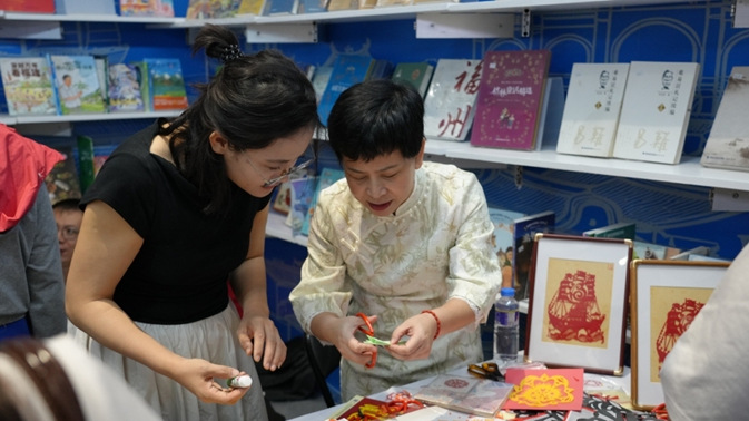 “丝路书香·四海传福”图书巡回展亮相马尼拉国际书展