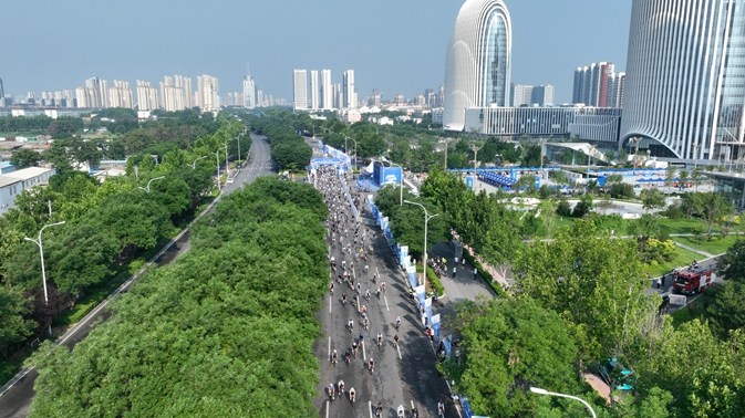 逾千名中外骑行爱好者“竞速”河北邢台