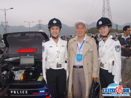 参加第六届世界华文传媒论坛，访问“重庆女子交通警察队”，作者与“警花”合影。
