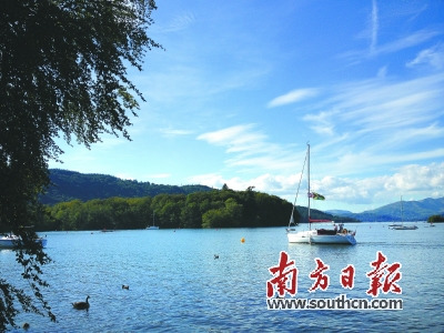 美丽的湖区养育了湖畔诗人华兹华斯。 美丽的湖区养育了湖畔诗人华兹华斯。