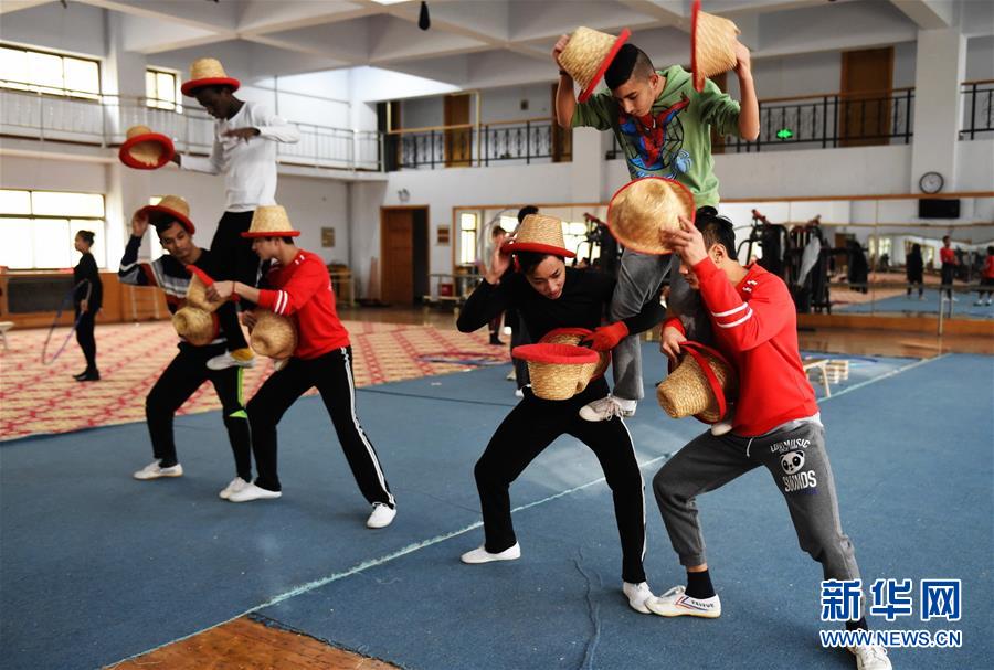 驻芬兰使馆妇女小组访问赫大孔院 激发学汉语