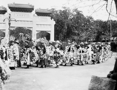 1925年3月,人们在中央公园吊唁孙中山。 1925年3月,人们在中央公园吊唁孙中山。
