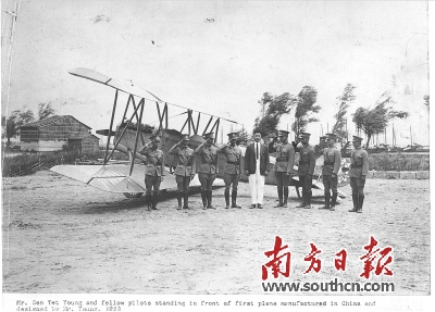 杨仙逸（穿西装者）身后是他设计、制造的中国第一架飞机，他的精神仍激励着后人。杜利威 供图