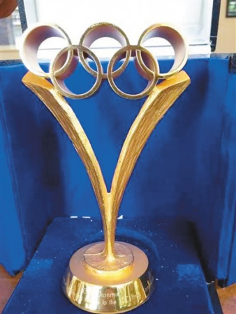 奥运会冠军奖杯图片