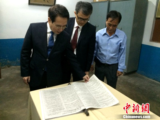 谭天星到印度唯一的一份华文报纸《印度商报》报馆参观考察。 夏春平 摄 谭天星到印度唯一的一份华文报纸《印度商报》报馆参观考察。 夏春平 摄