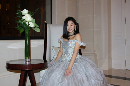 袁九儿是三胞集团董事长袁亚非的女儿,她身着自己选择的中国高级定制设计师郭培的礼服亮相。(法国《欧洲时报》/张新 摄) 袁九儿是三胞集团董事长袁亚非的女儿,她身着自己选择的中国高级定制设计师郭培的礼服亮相。(法国《欧洲时报》/张新 摄)