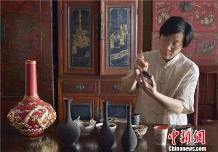 图为黄才良在制作泥金彩漆 徐培良 摄 图为黄才良在制作泥金彩漆 徐培良 摄