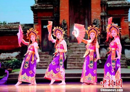 图为东盟留学生表演本国特色舞蹈。 邓惠文 摄 图为东盟留学生表演本国特色舞蹈。 邓惠文 摄