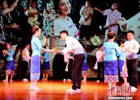 图为东盟留学生展示本国传统民俗。　邓惠文 摄