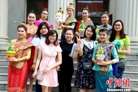 图为广西大学生与东盟留学生合影。 邓惠文 摄 图为广西大学生与东盟留学生合影。 邓惠文 摄