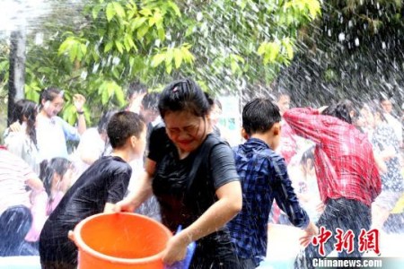 图为各国学生泼水嬉戏。 邓惠文 摄 图为各国学生泼水嬉戏。 邓惠文 摄